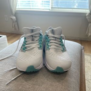Womens Nike Pegasus Zoom 38 in white size 7